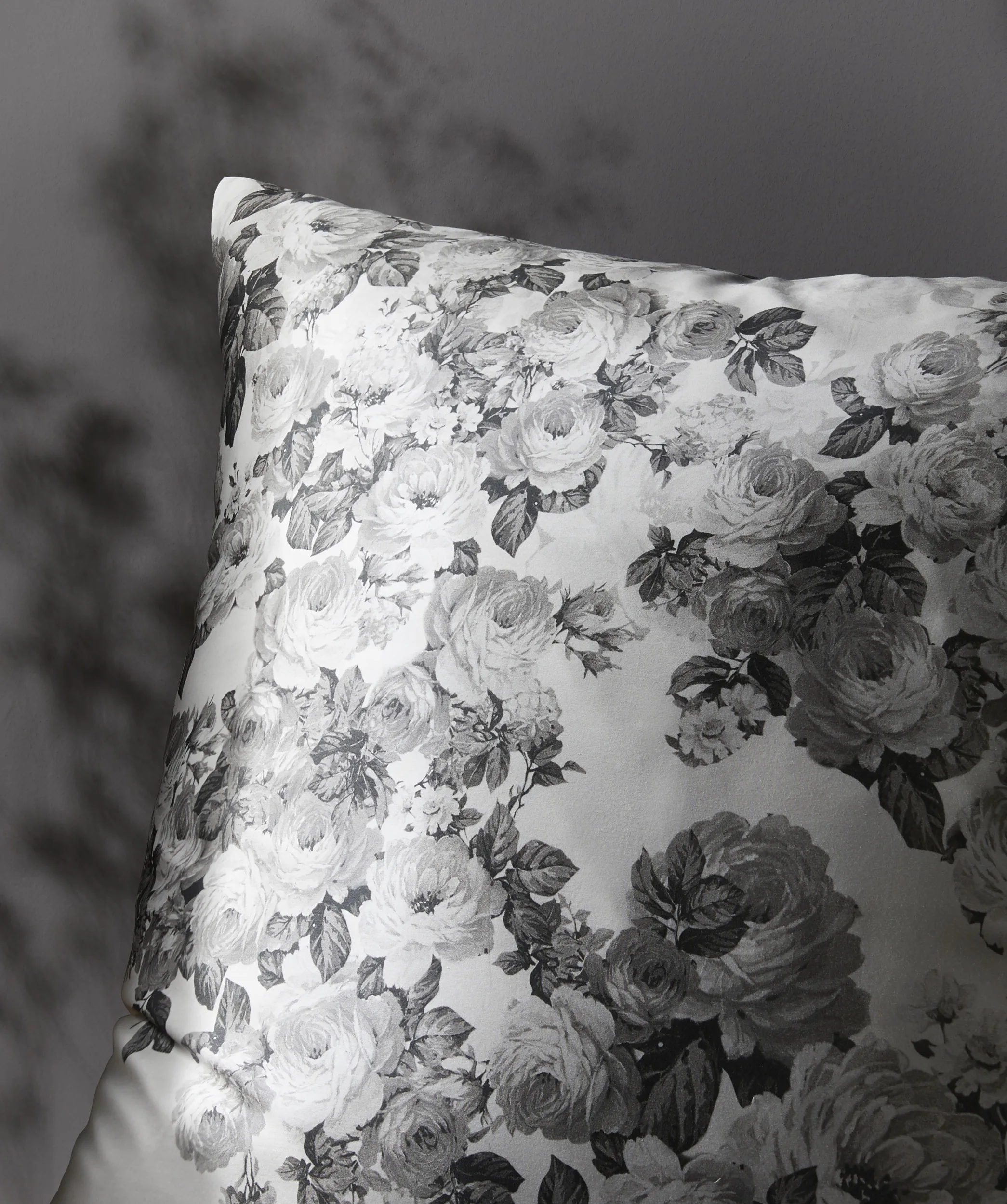 Black Premium Schweizer Satin Schwarz-Weiß – Detail