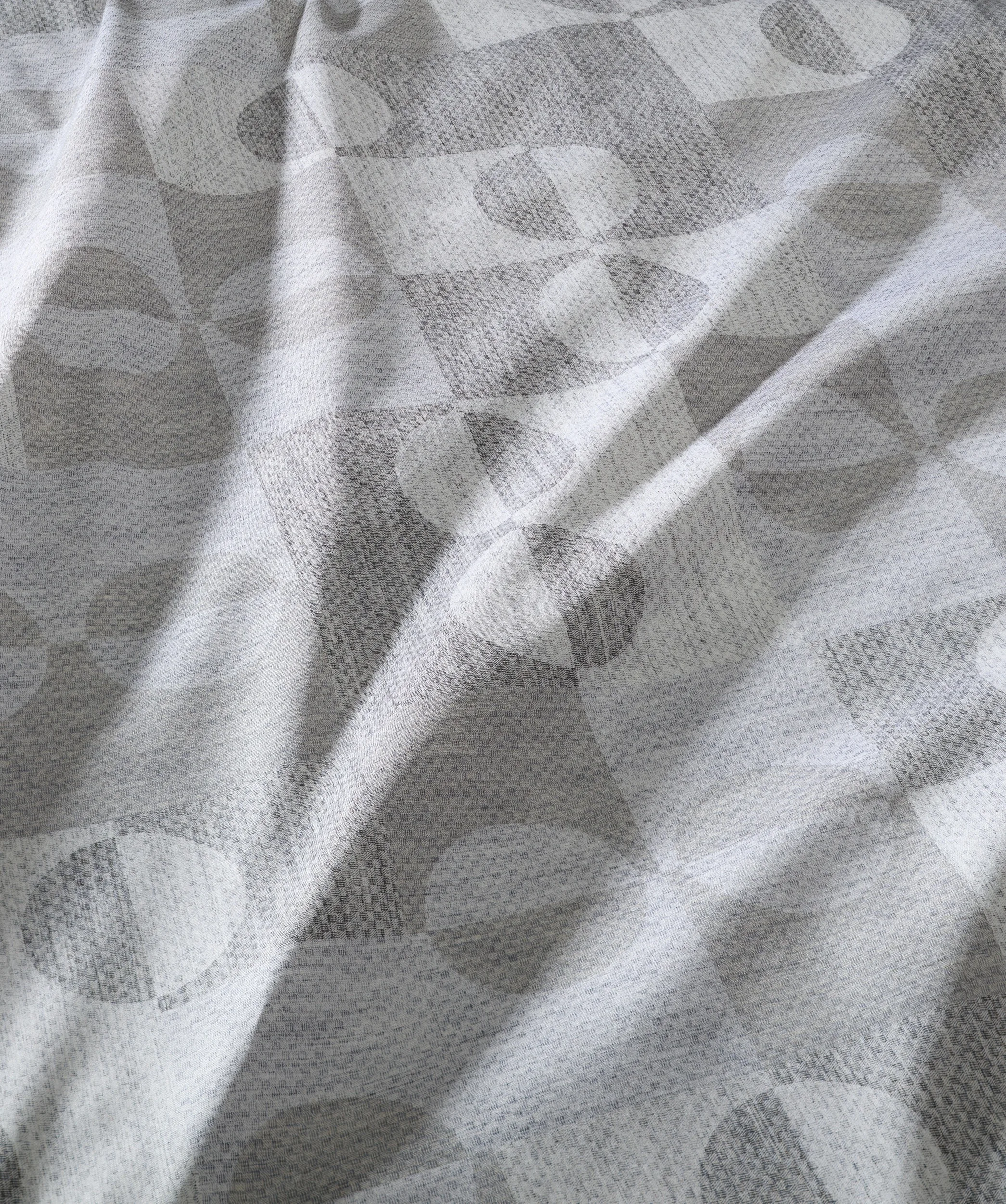 Black Premium Schweizer Satin Silber – Material 1